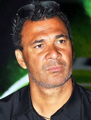 Gullit says players shouldn't keep quiet and play on